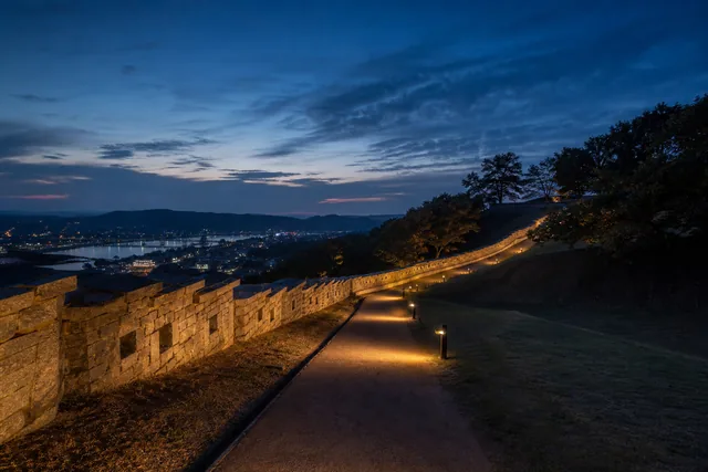 공주 공산성 성곽길을 따라 야경을 바라보는 저녁 산책 여행 일러스트